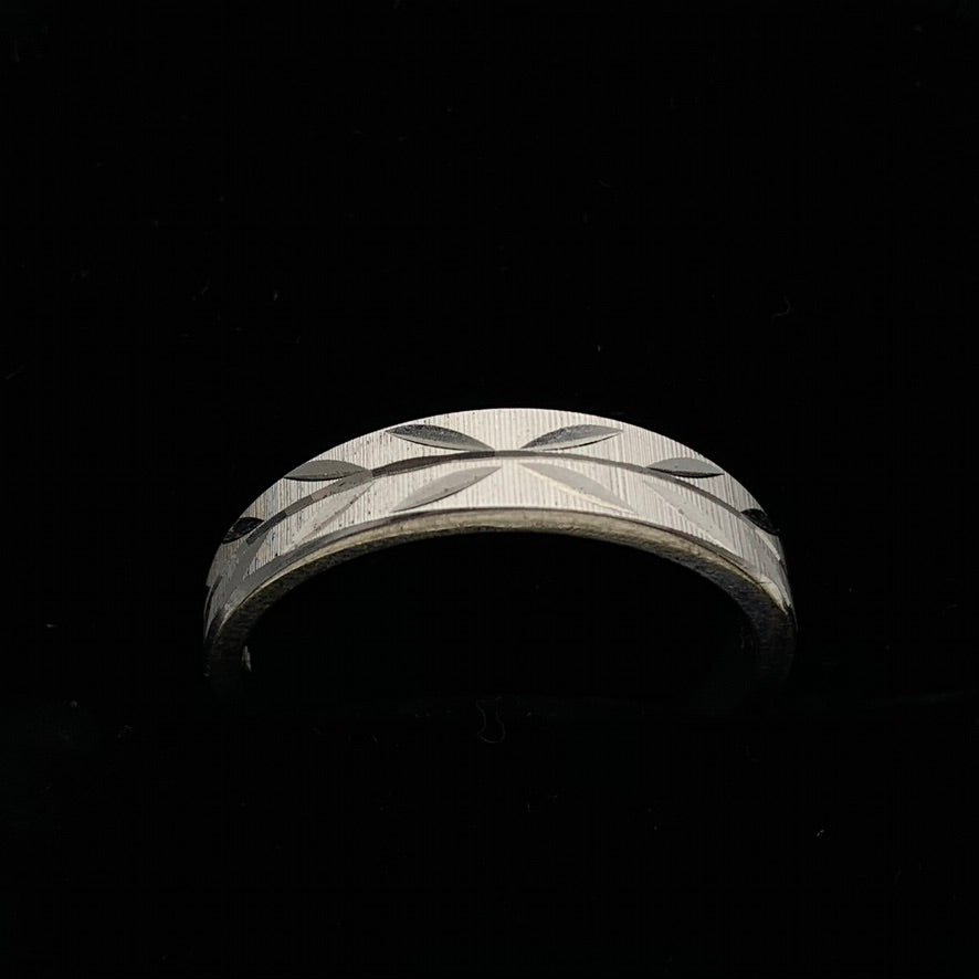 14K White Gold Tapered Leaf Design Wedding Band