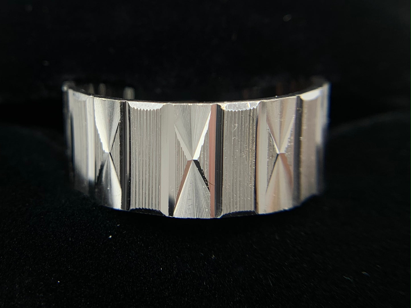 14K White Gold Men's Wedding Band with 'X' Pattern