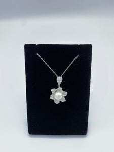 18K White Gold Diamond and Pearl Flower Necklace