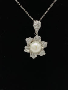 18K White Gold Diamond and Pearl Flower Necklace