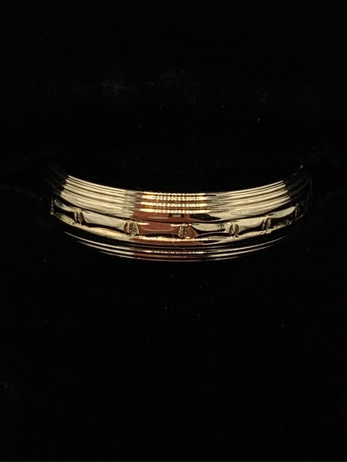 14K Yellow Gold 5mm Wedding Band with Machine Cut Design