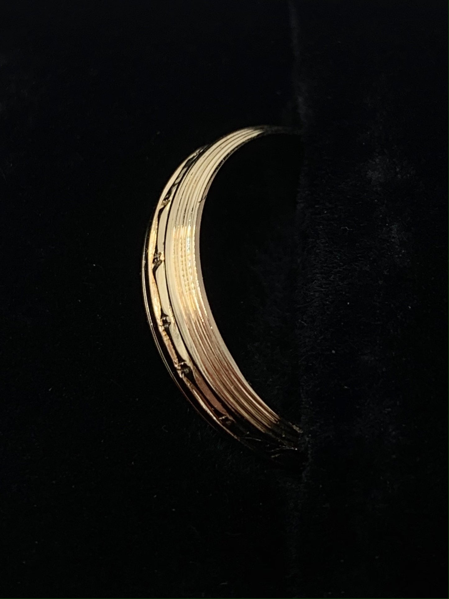 14K Yellow Gold 5mm Wedding Band with Machine Cut Design