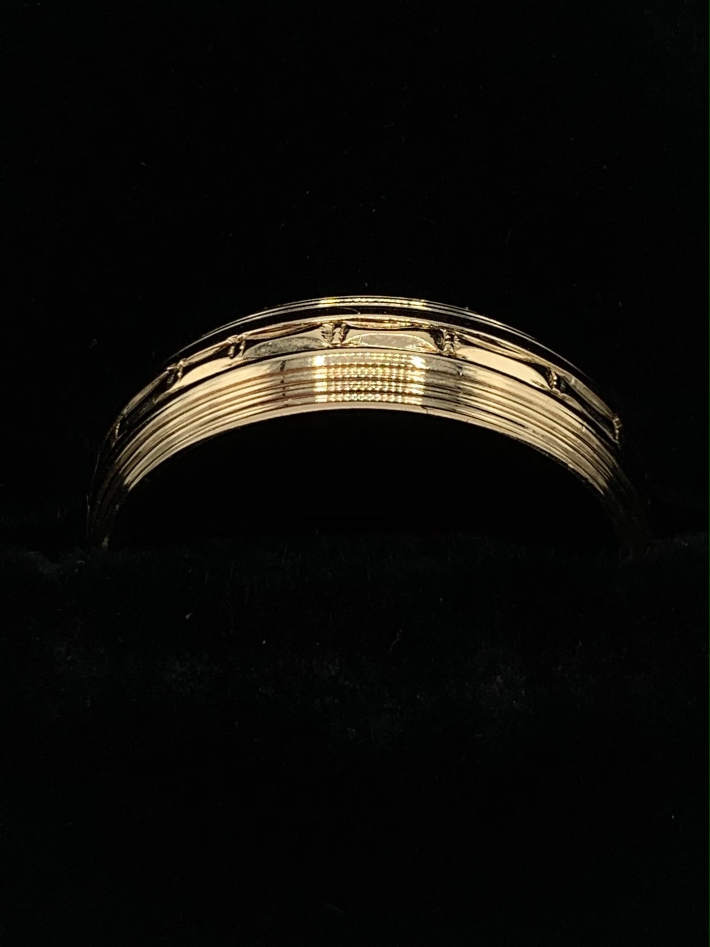 14K Yellow Gold 5mm Wedding Band with Machine Cut Design