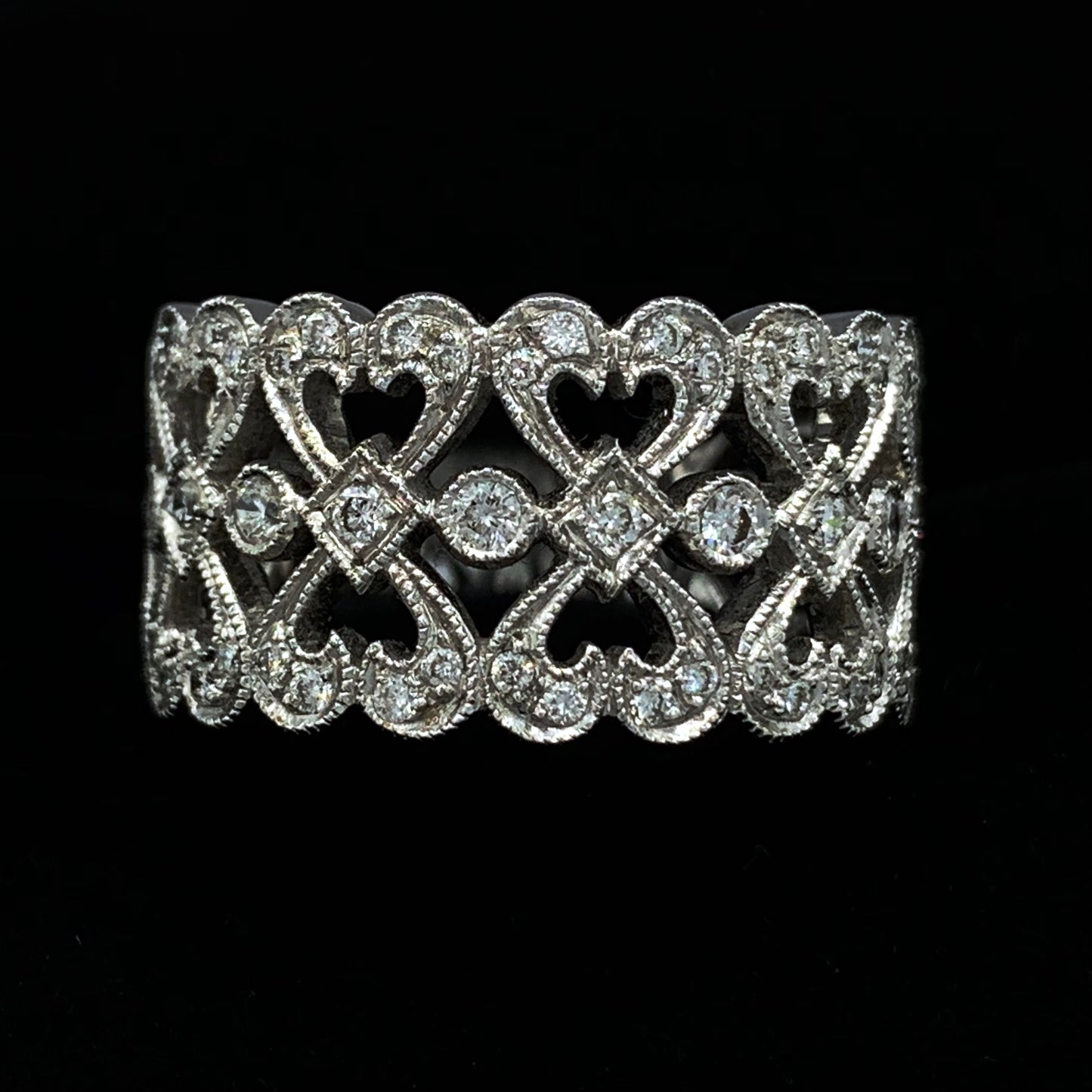 18K White Gold 11mm Heart Decorative Diamond Wedding Band