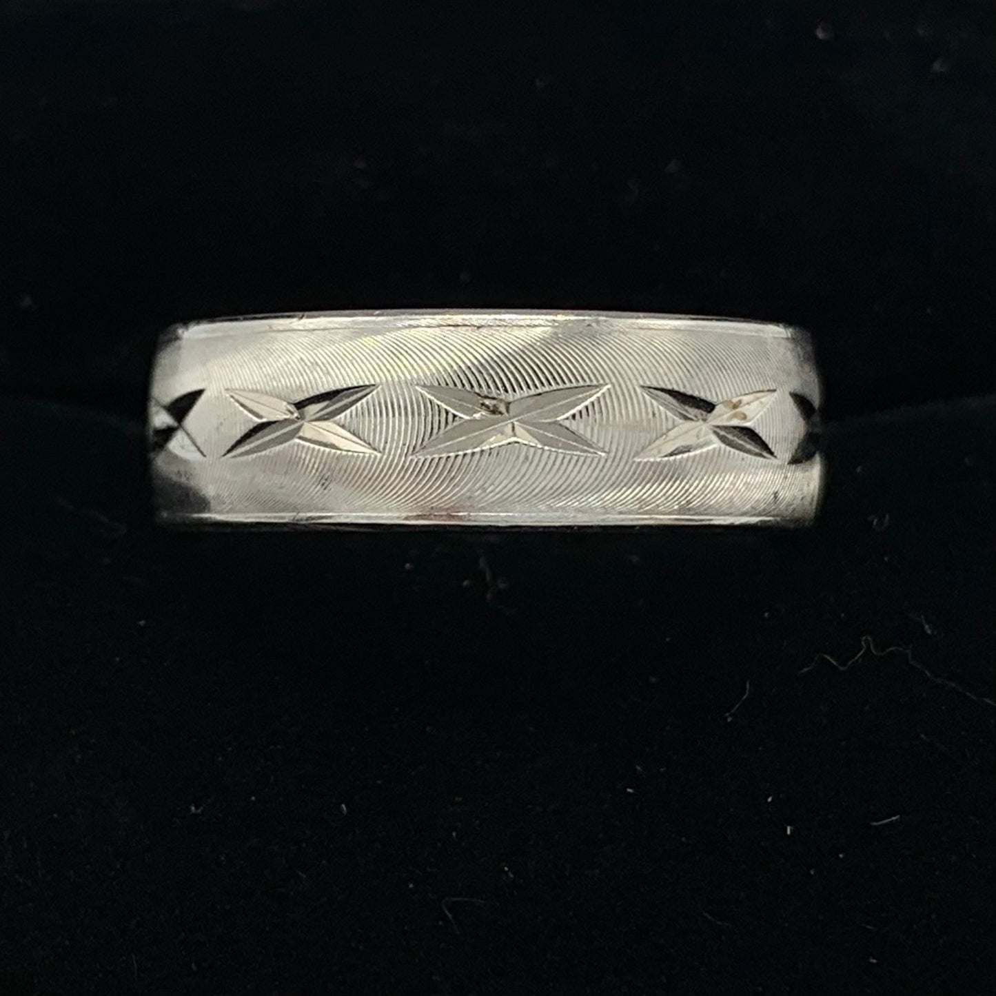 ArtCarved Estate 6mm X-pattern Wedding Band 14K