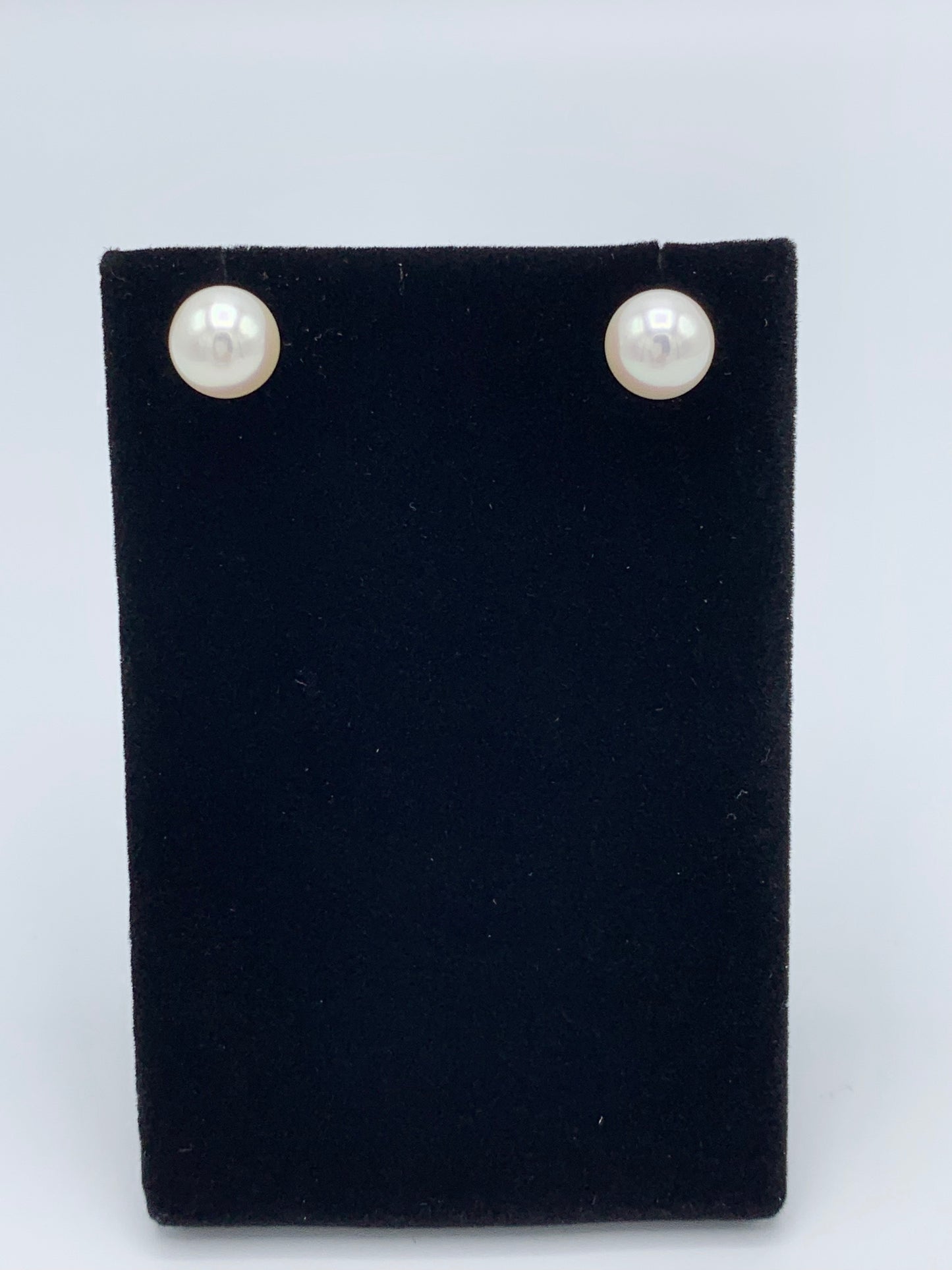 14K Yellow Gold White Pearl Stud Earrings