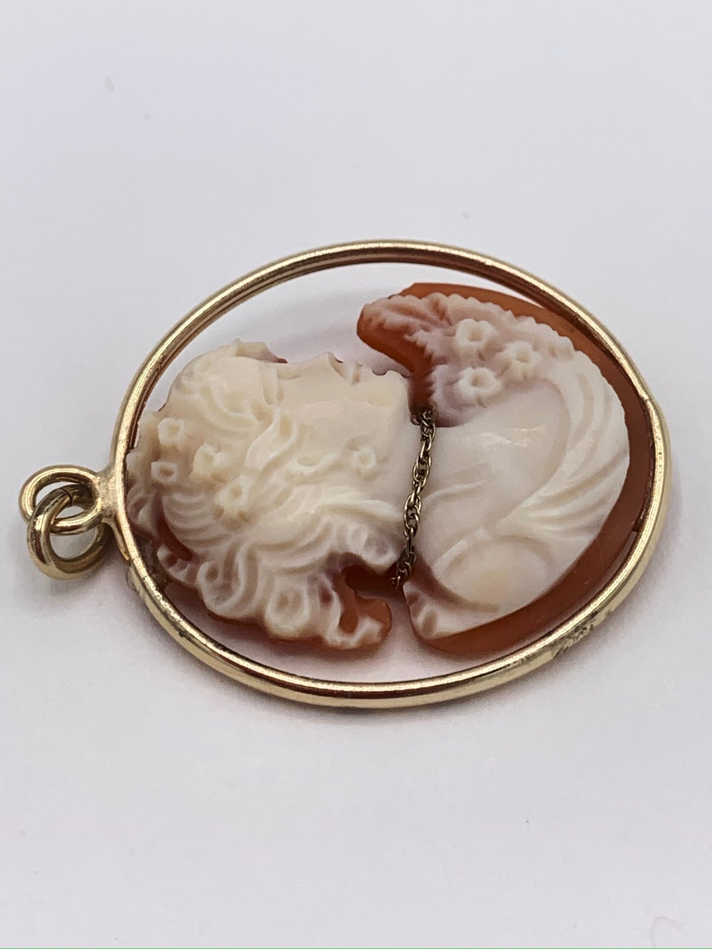 Estate 14K Yellow Gold Sea Shell Cameo Bezel Pendant