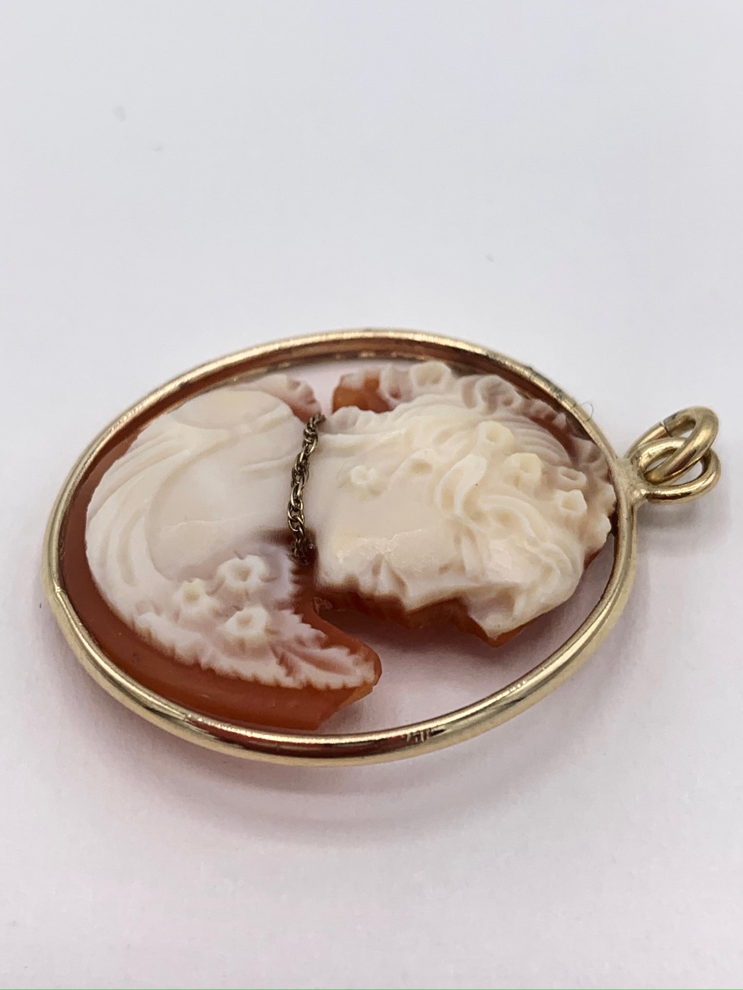 Estate 14K Yellow Gold Sea Shell Cameo Bezel Pendant