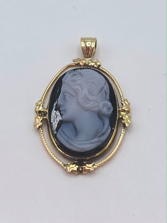 Estate 10K Yellow Gold Vintage Black Onyx Cameo Pendant