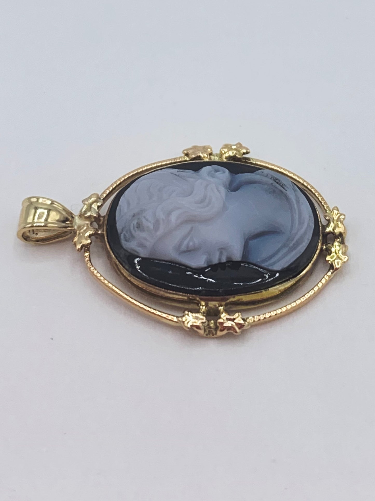 Estate 10K Yellow Gold Vintage Black Onyx Cameo Pendant