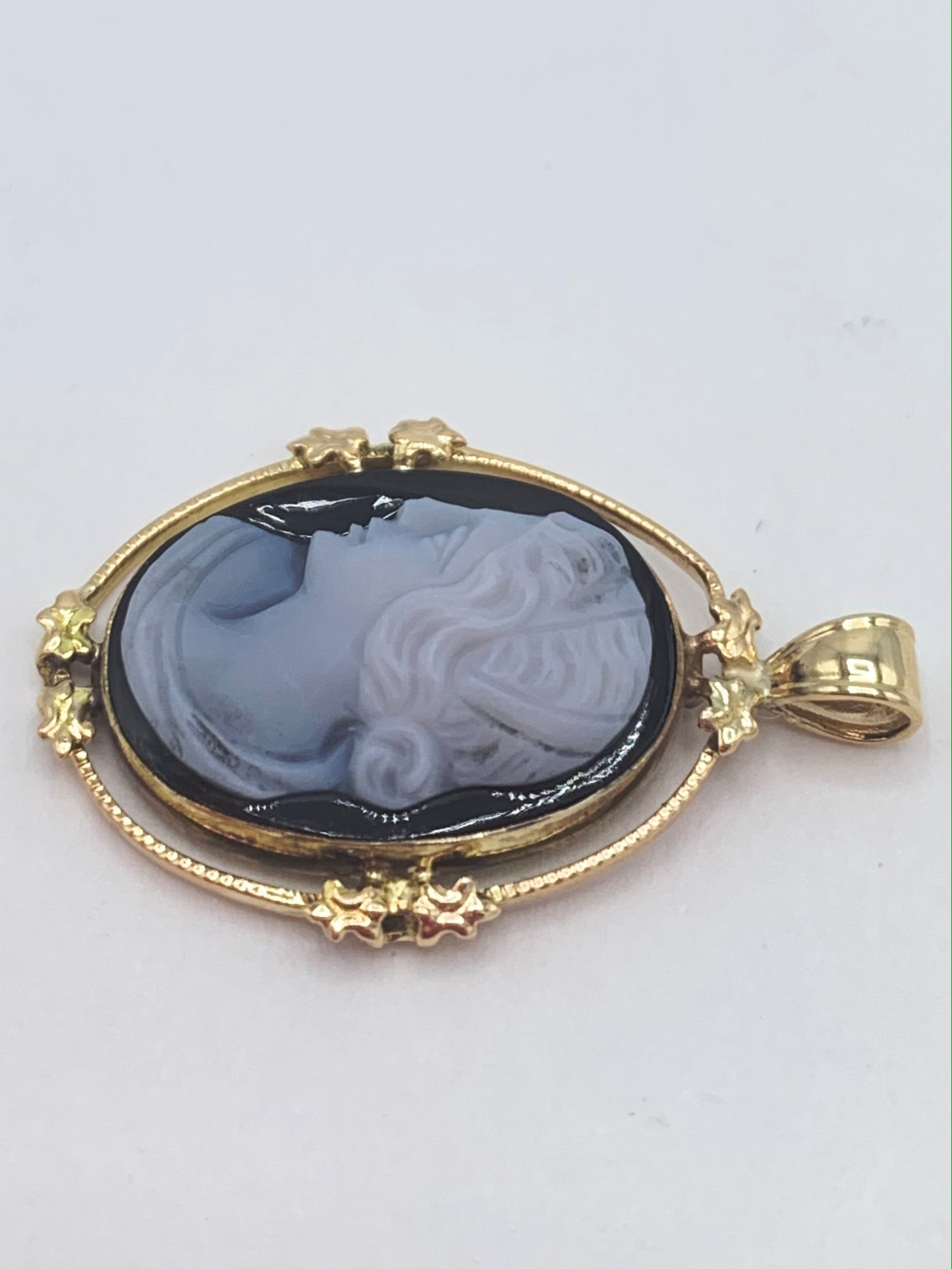 Estate 10K Yellow Gold Vintage Black Onyx Cameo Pendant