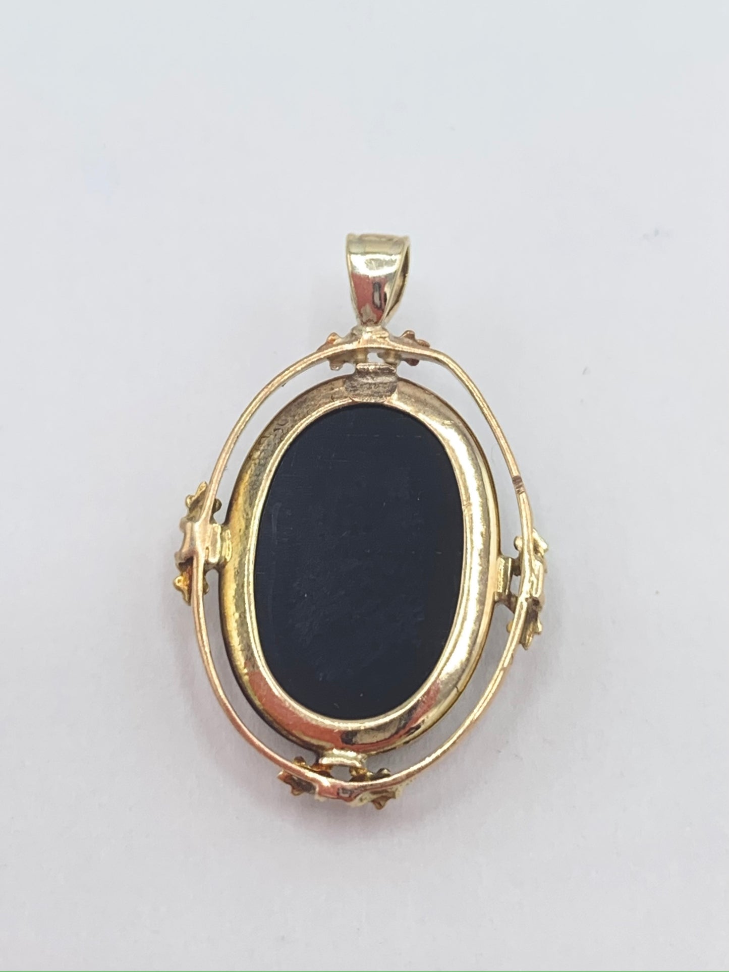 Estate 10K Yellow Gold Vintage Black Onyx Cameo Pendant